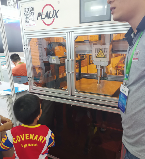 汽車內(nèi)外飾展現(xiàn)場(chǎng)接待情況-普樂(lè)斯等離子表面處理